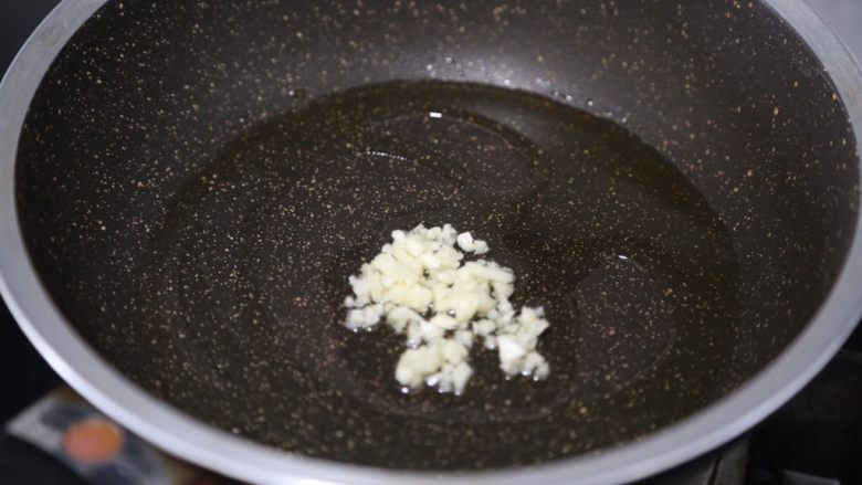 小白菜肉丝面,锅里烧热油,爆香一部分蒜末