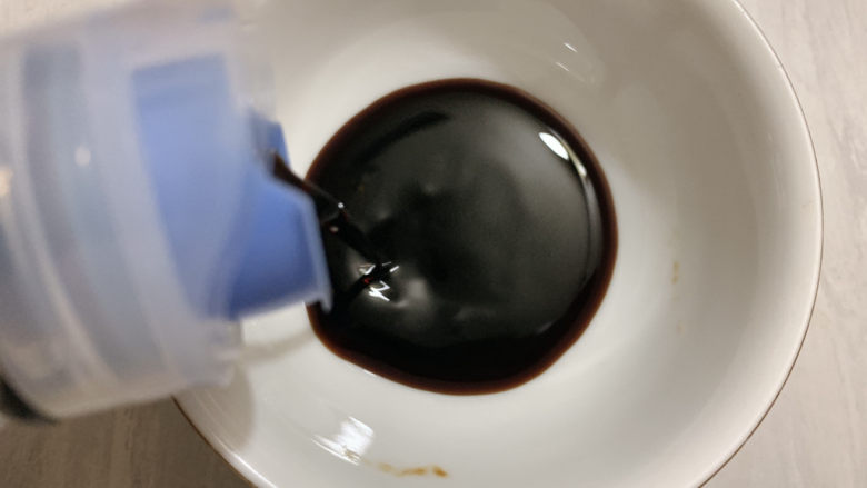 黄瓜拌面,准备一份酱汁,加适量酱油