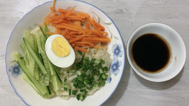 黄瓜拌面,将所有配料铺在面条上后