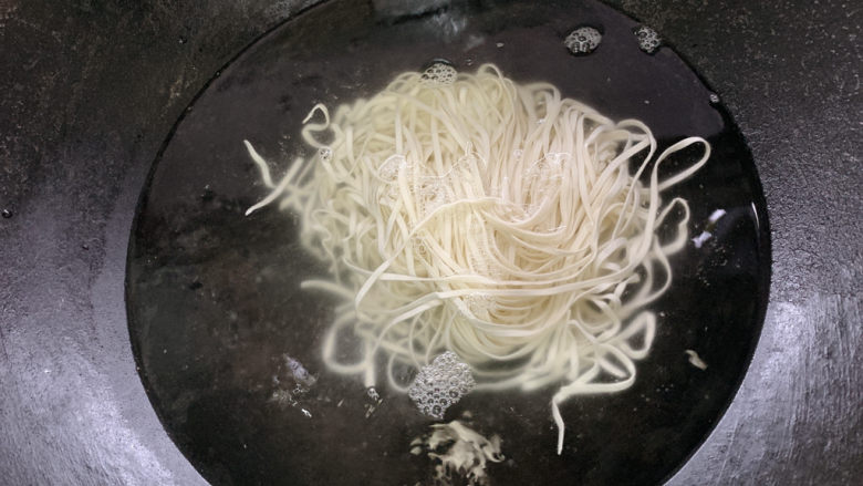 黄瓜拌面,面条加入其中煮至沸腾,捞出装盘。