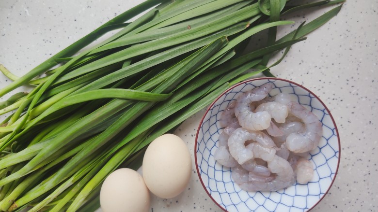 虾仁韭菜炒鸡蛋,首先我们准备好所有食材