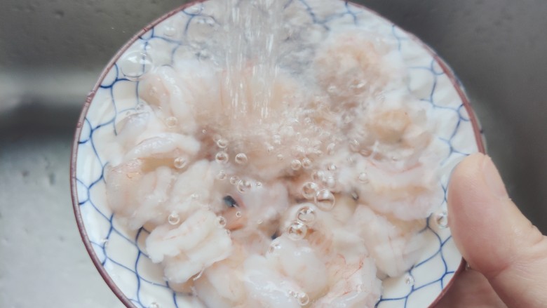 虾仁韭菜炒鸡蛋,煮好后捞出,过凉水