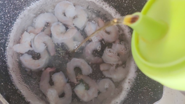 虾仁韭菜炒鸡蛋,锅内煮适量清水,水开后倒入虾仁,并加适量料酒,煮一分钟