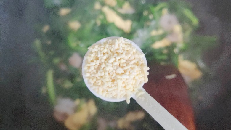 虾仁韭菜炒鸡蛋,加一小勺鸡精,翻炒均匀即可