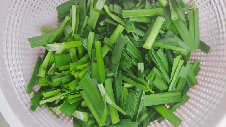 虾仁韭菜炒鸡蛋,然后洗净,切成寸段,控干水分