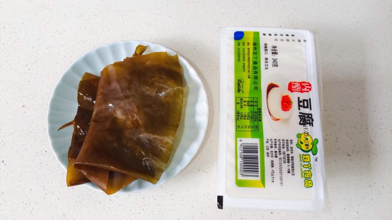 海带豆腐汤,准备好需要的食材,干<a style='color:red;display:inline-block;' href='/shicai/ 277'>海带</a>提前泡软