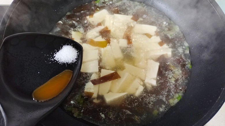 海带豆腐汤,加入适量盐调味,加入鲜鸡汁提鲜搅拌均匀。喜欢香菜的还可以加些香菜碎