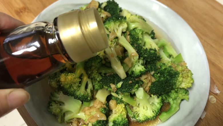 上汤西兰花,把煮开的料汁淋在西兰花上,最后淋上少许麻油。