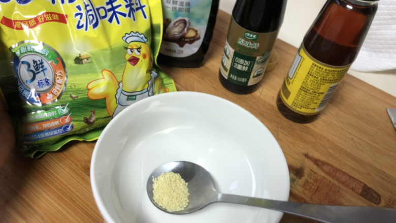 上汤西兰花,准备一个小碗,调一碗料汁(少许鸡精,耗油,生抽各一勺,盐糖适量,再加适量清水)
