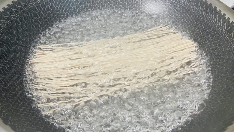 黄瓜拌面,锅中加入适量清水大火烧开,放入荞麦面