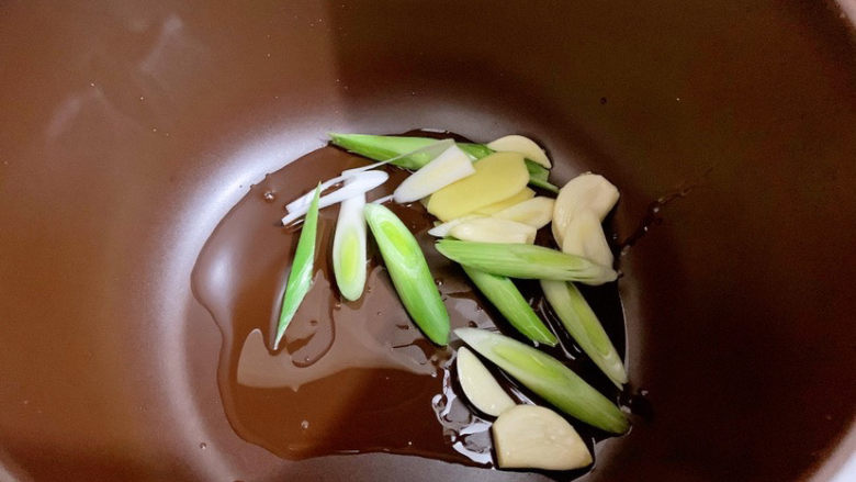 山药炖排骨,砂锅倒入适量的食用油烧热,放入葱姜蒜爆香