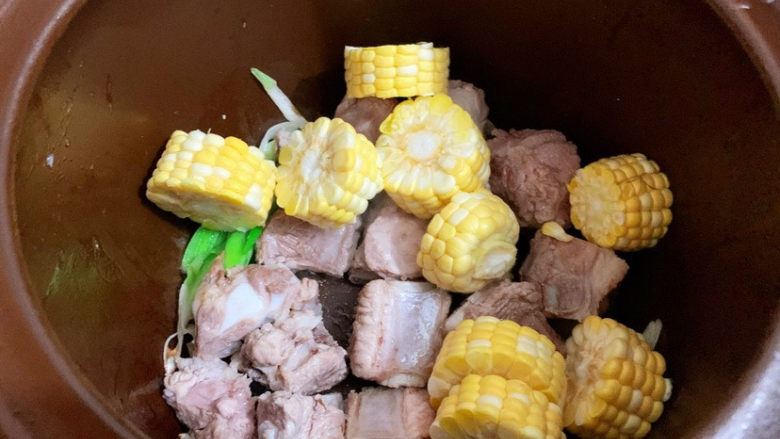 山药炖排骨,加入玉米,再次炒匀