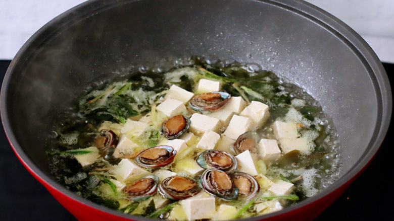 鲍鱼海带豆腐,再放入鲍鱼,