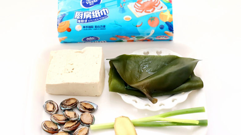 鲍鱼海带豆腐,首先备齐所有的食材,<a style='color:red;display:inline-block;' href='/shicai/ 277'>海带</a>要选择肉厚一点好吃。