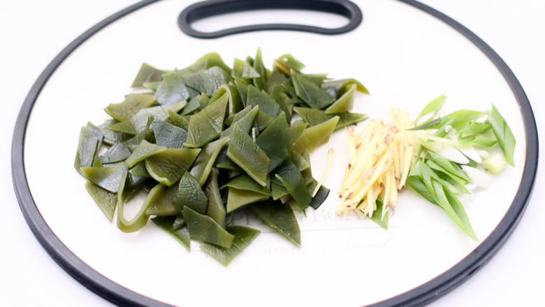 鲍鱼海带豆腐,海带洗净切菱形片,葱<a style='color:red;display:inline-block;' href='/shicai/ 37'>姜</a>切丝。