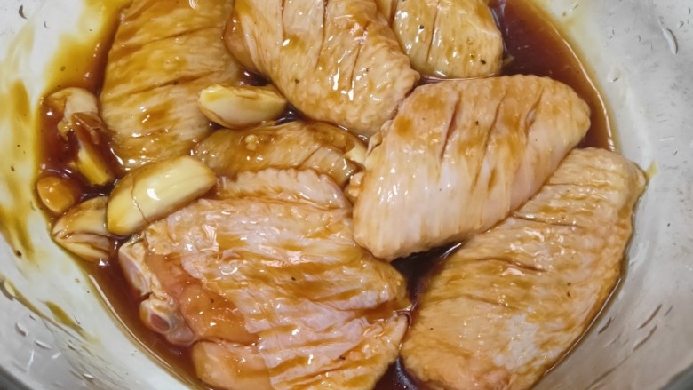 柠香鸡翅,搅匀静置2~3小时