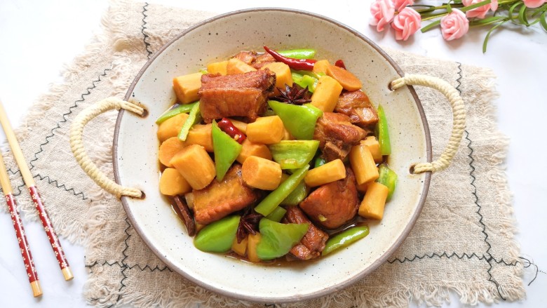 山药炖排骨,盛出装盘。