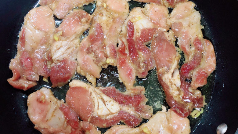 生菜卷五花肉,锅中倒入油,放入五花肉,中火煎至焦黄。