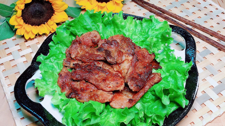 生菜卷五花肉,放上煎制好的五花肉,就可以上桌了。