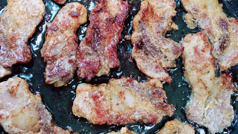 生菜卷五花肉,三四分钟后翻面,继续煎至4分钟。