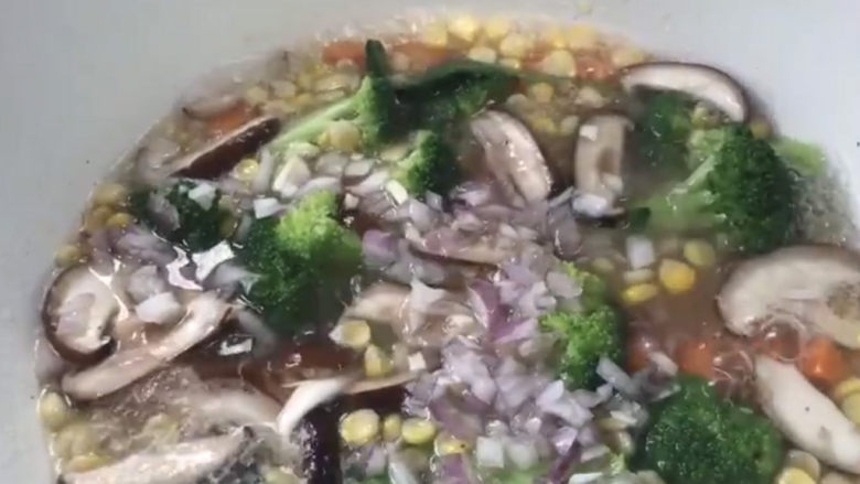 上汤西兰花,加入洋葱蒜拌匀,煮沸