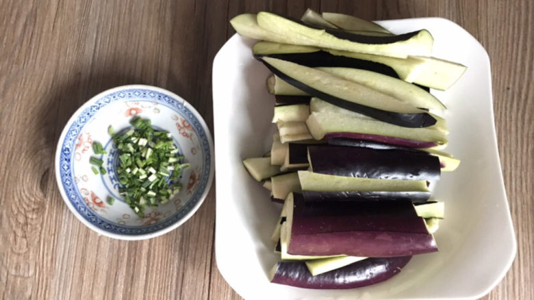 蒜香茄条,茄子洗净去蒂,切成长条,备好葱花
