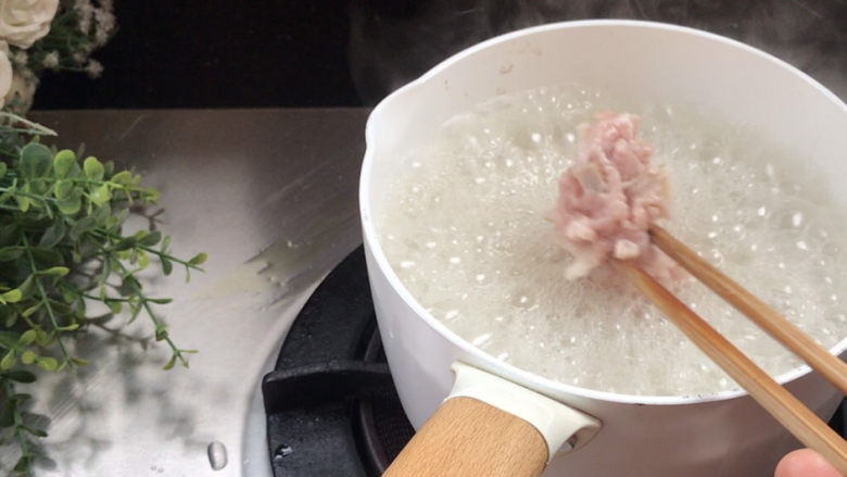 小白菜肉丝面,留面汤,放入肉丝,搅拌均匀