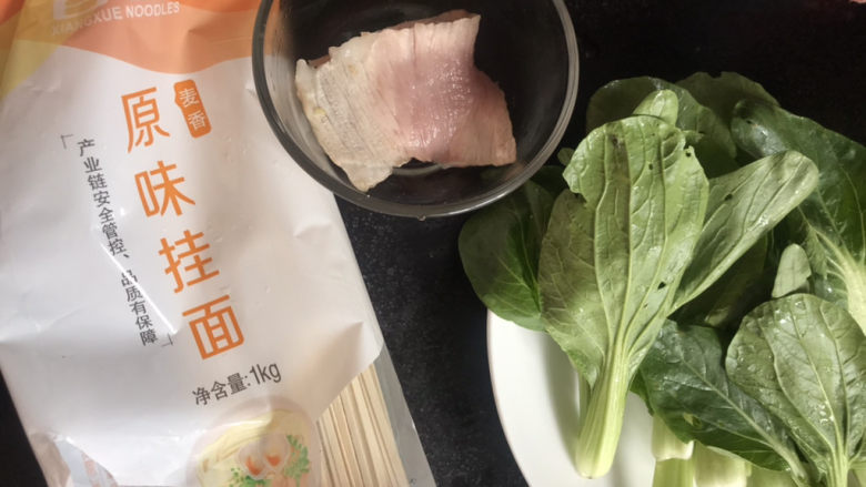 小白菜肉丝面,备好食材