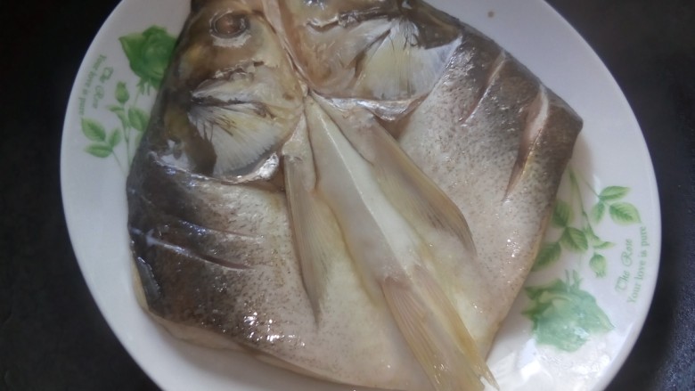 湘菜一剁椒鱼头,大火蒸十分钟,焖五分钟。