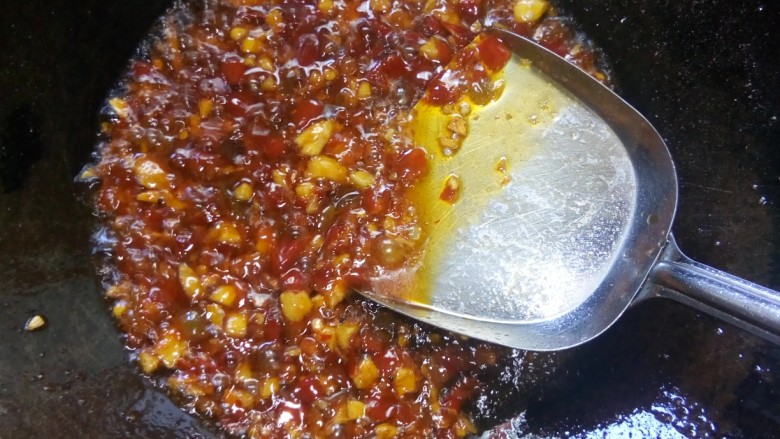 湘菜一剁椒鱼头,小火炒至香味溢出,关火。