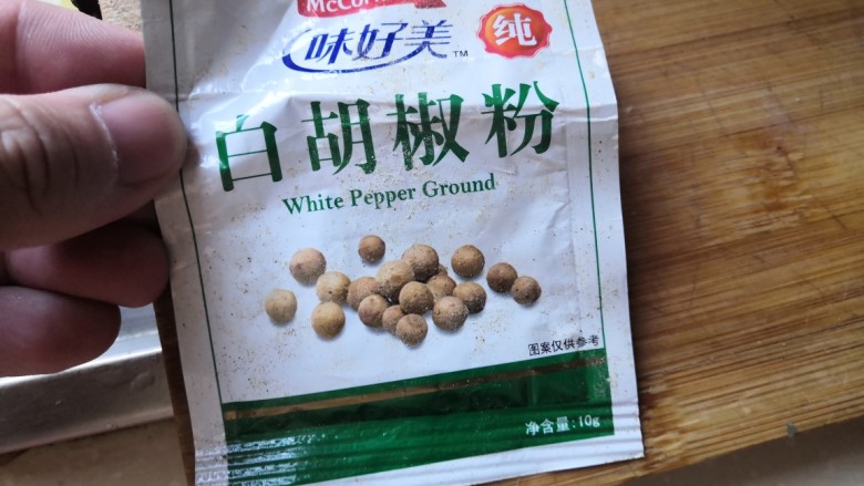 皮蛋瘦肉粥(电饭锅生菜版),撒些许白胡椒粉,去腥提味,搅拌均匀,开煮一小时