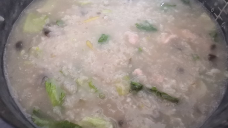 皮蛋瘦肉粥(电饭锅生菜版),出锅前适当尝下味道,再看要不要加盐,根据个人口味。