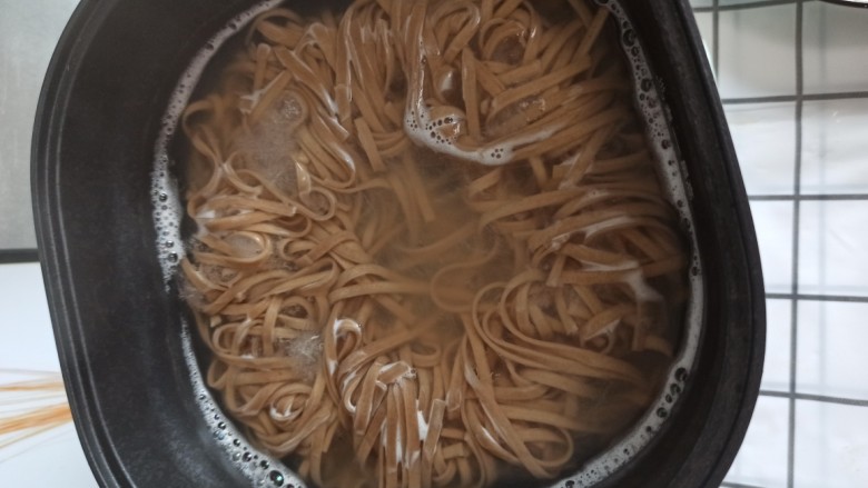 黄瓜拌面,锅里放水,水开下面条煮熟