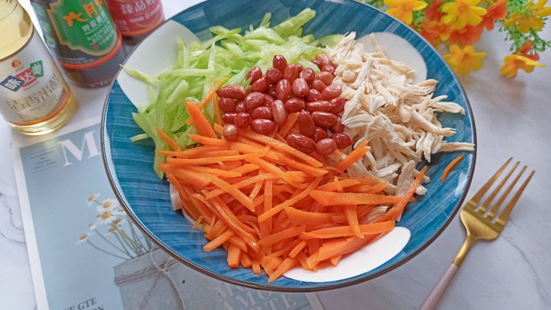 黄瓜拌面,码入胡萝卜丝,黄瓜丝,鸡胸肉丝和花生米