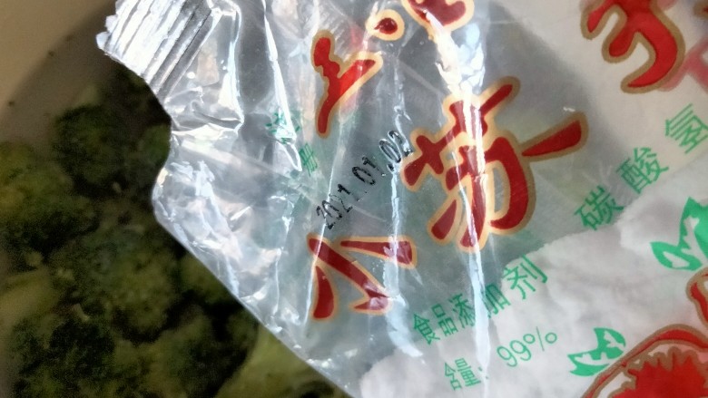 上汤西兰花,浸泡时放小苏打,祛除表面的灰尘!