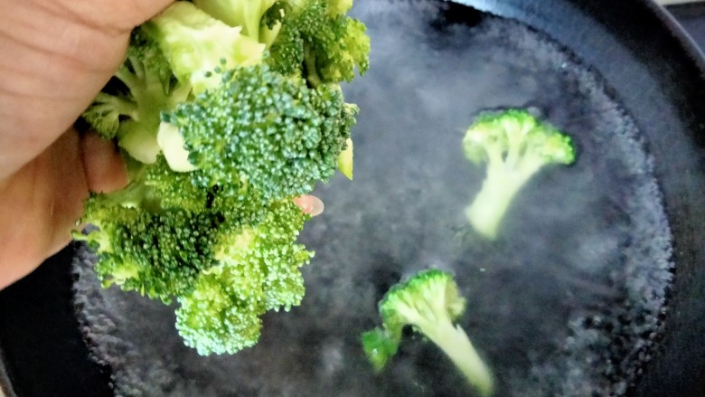 上汤西兰花,泡好的西兰花,水开下锅,焯水3-4分钟