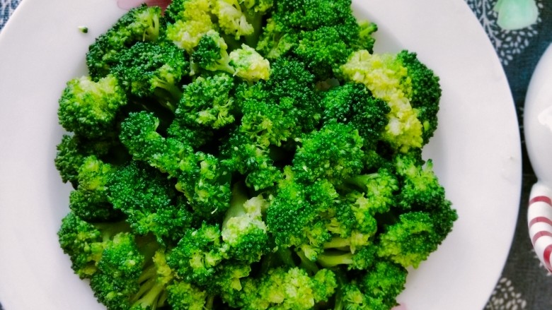 上汤西兰花,捞出西兰花摆盘备用!