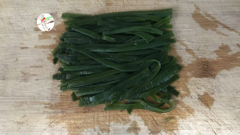 海带豆腐汤,将泡好的海带放在案板上,用刀切短点方便食用