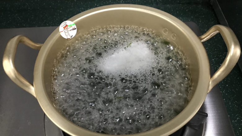 海带豆腐汤,放入清水锅中,煮开后捞出,再冲洗一下,可去除海带表面的粘液