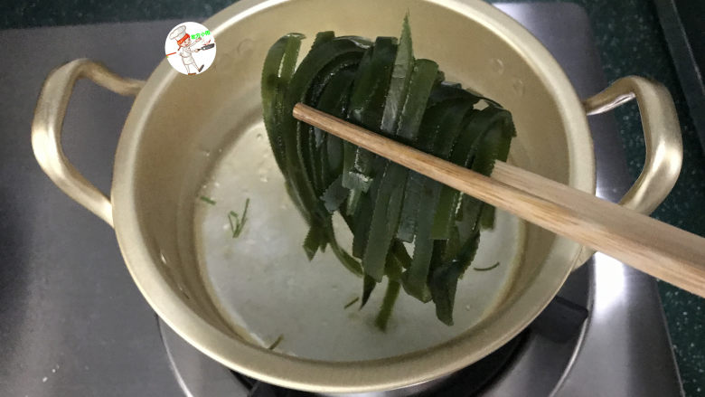 海带豆腐汤,再放入海带丝,加盖煮滚