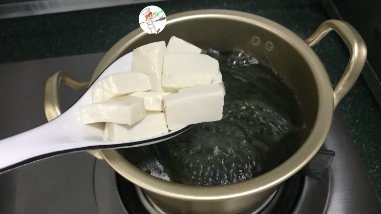 海带豆腐汤,继续煮2分钟,待海带熟烂后放入豆腐