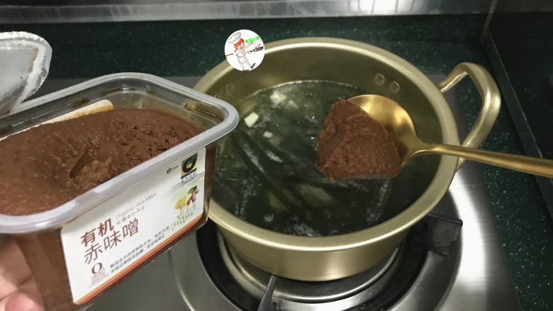 海带豆腐汤,这时加入1勺半味噌酱,搅匀后尝一尝,觉得味不够,还可以添加酱料或加盐调味