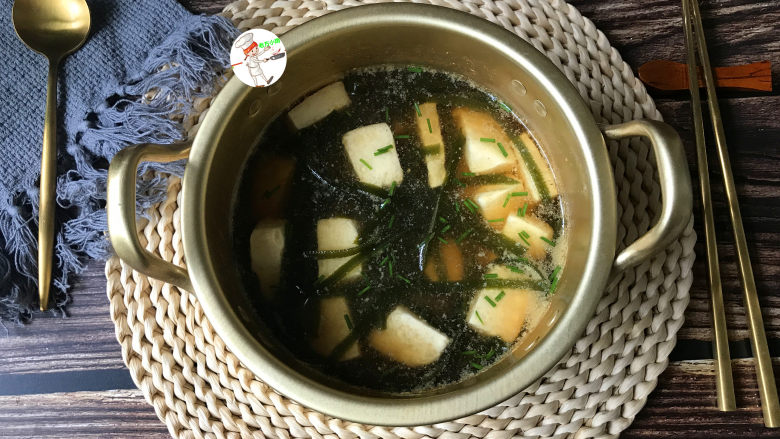 海带豆腐汤,最后撒上少许葱花,点缀提香