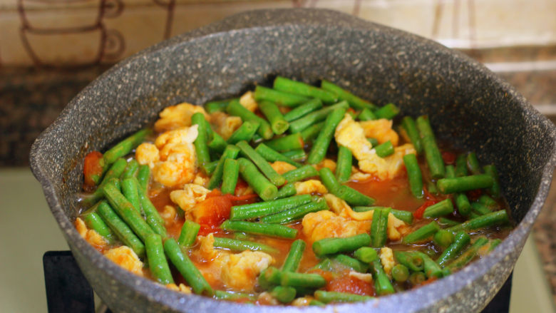 黄瓜拌面,翻炒均匀之后,加一碗热水。豆角炒熟之后放入一勺<a style='color:red;display:inline-block;' href='/shicai/ 756'>鸡精</a>,关火待用。