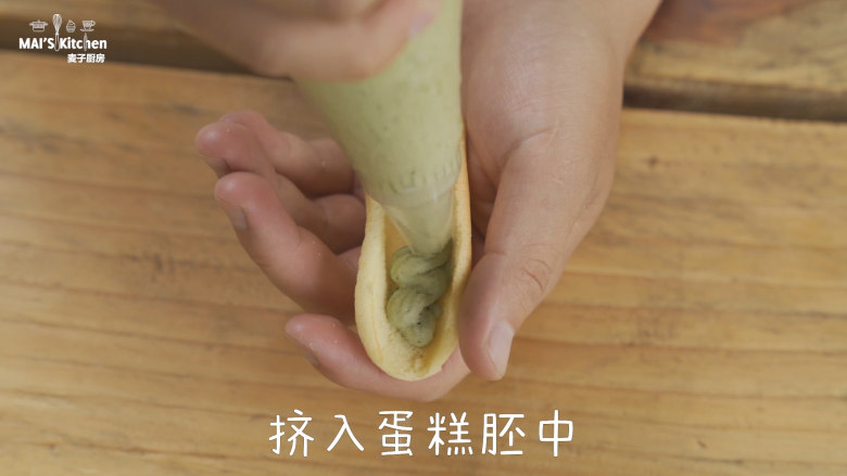 柔软高颜值的草莓抱抱卷,剩下的一半奶油中加入抹茶粉,搅拌均匀后挤入蛋糕胚中,放上草莓,简单装饰即可。