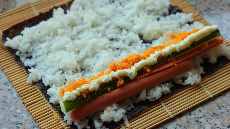 饭卷,放上火腿肠和黄瓜,挤上沙拉酱和<a style='color:red;display:inline-block;' href='/shicai/ 798'>芥末酱</a>,撒上肉松。