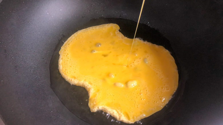 虾仁韭菜炒鸡蛋,热锅凉油,烧去生油味,淋入蛋液,快速搅散,稍稍凝结,就出锅备用。
