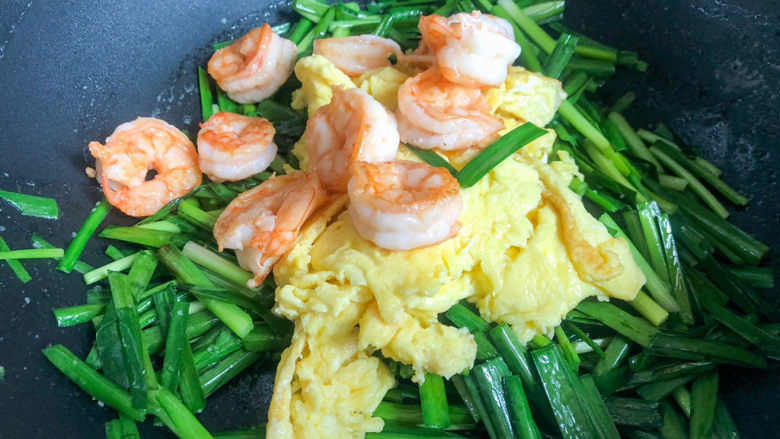 虾仁韭菜炒鸡蛋,鸡蛋、大虾回锅翻炒均匀,关火出锅。