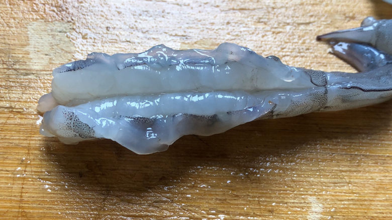 虾仁韭菜炒鸡蛋,从背部划一刀,取出虾线。