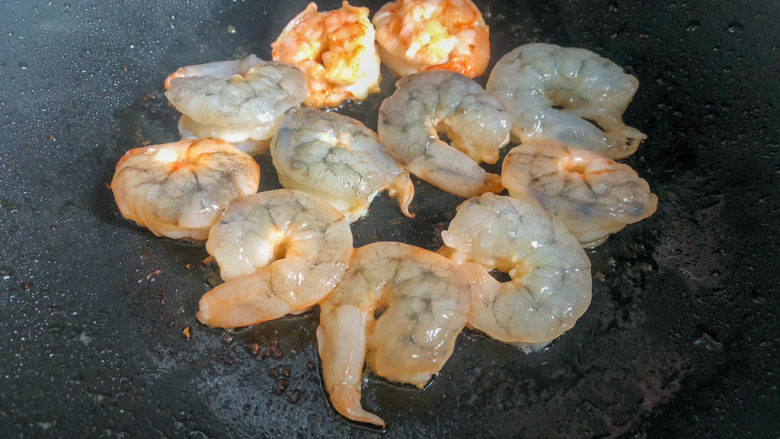 虾仁韭菜炒鸡蛋,锅留底油,将大虾煎至两面金黄出锅。